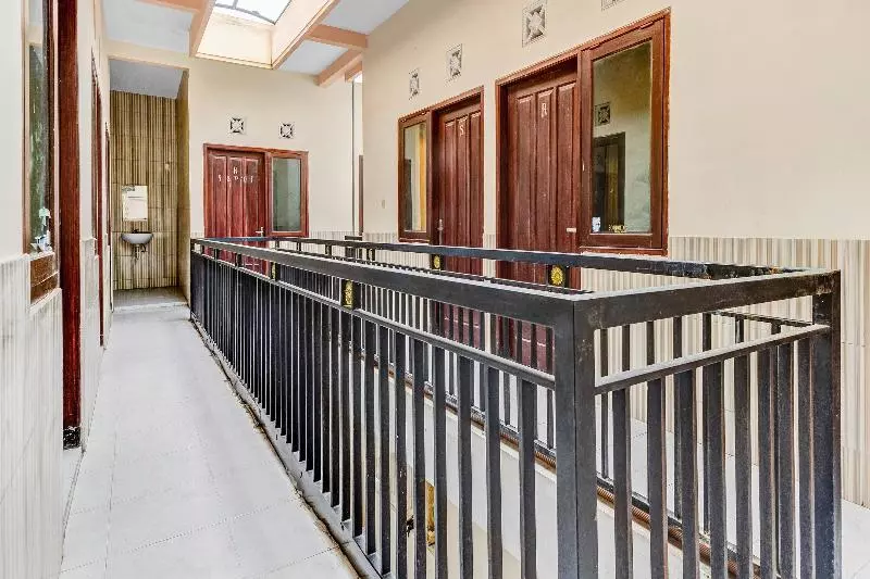 Hotelli Oyo 90318 Queen Nadine Guest House Syariah