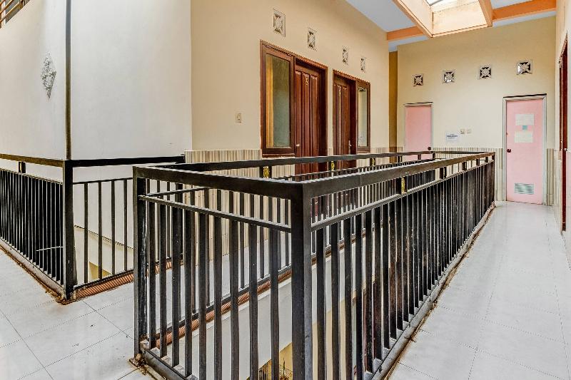 בית מלון כפרי Oyo 90318 Queen Nadine Guest House Syariah