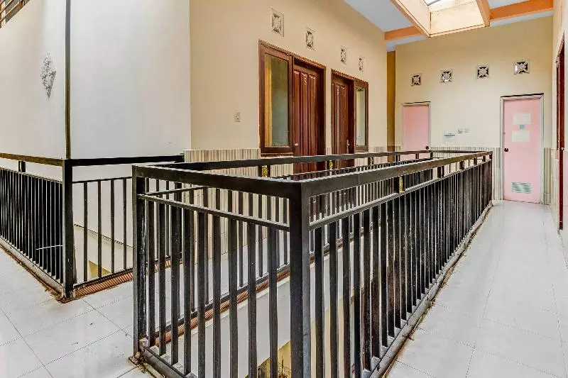 Hotelli Oyo 90318 Queen Nadine Guest House Syariah