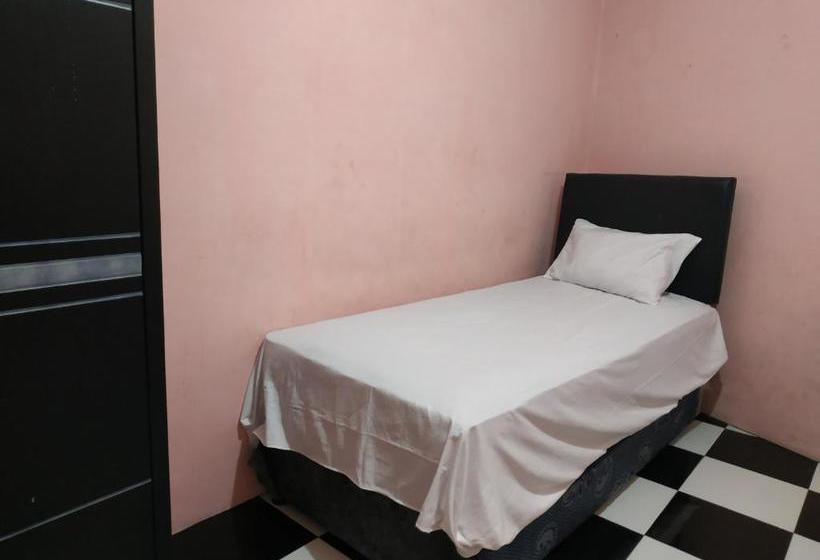 בית מלון כפרי Oyo 90323 Wisma Puspita Syariah