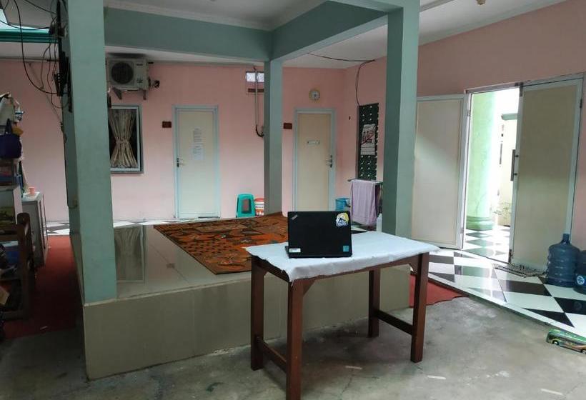 בית מלון כפרי Oyo 90323 Wisma Puspita Syariah