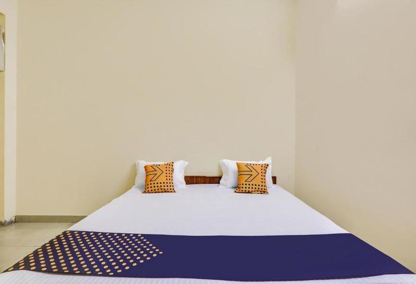 בית מלון כפרי Oyo Lck1245 Classio