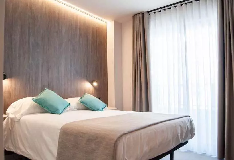 호텔 Quatre Llunes