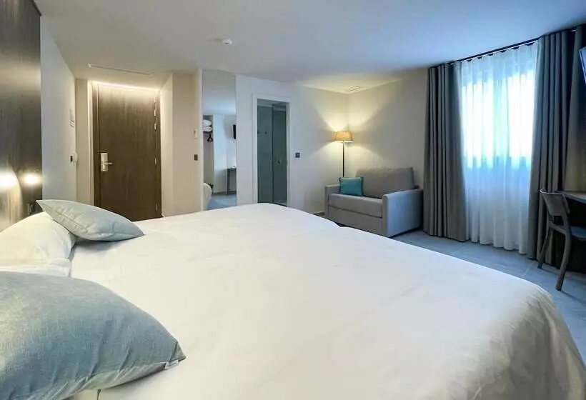 호텔 Quatre Llunes