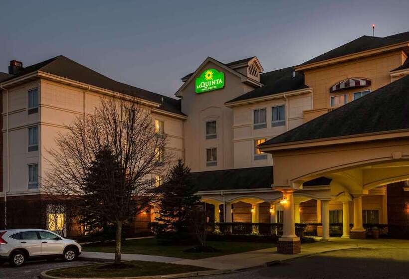 Отель La Quinta By Wyndham Islip Macarthur Airport