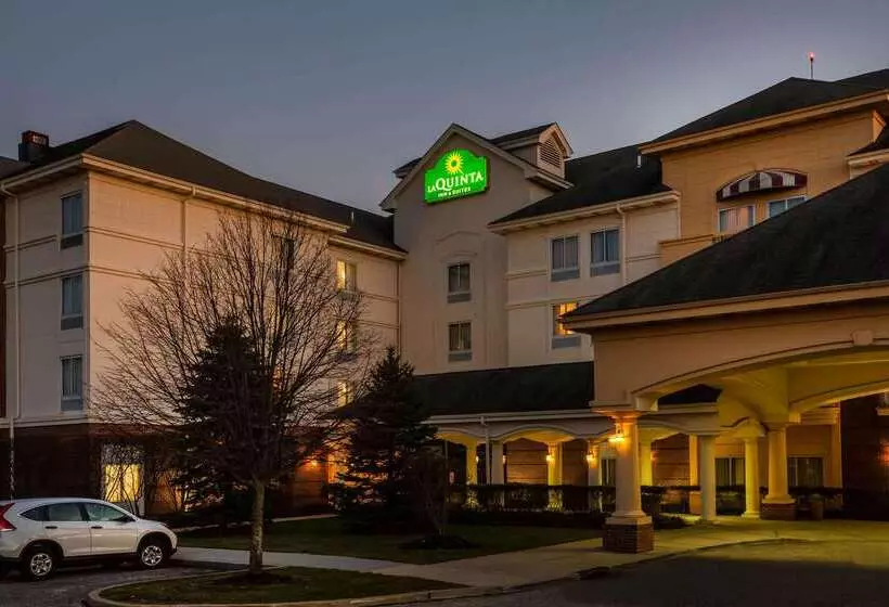 هتل La Quinta By Wyndham Islip   Macarthur Airport