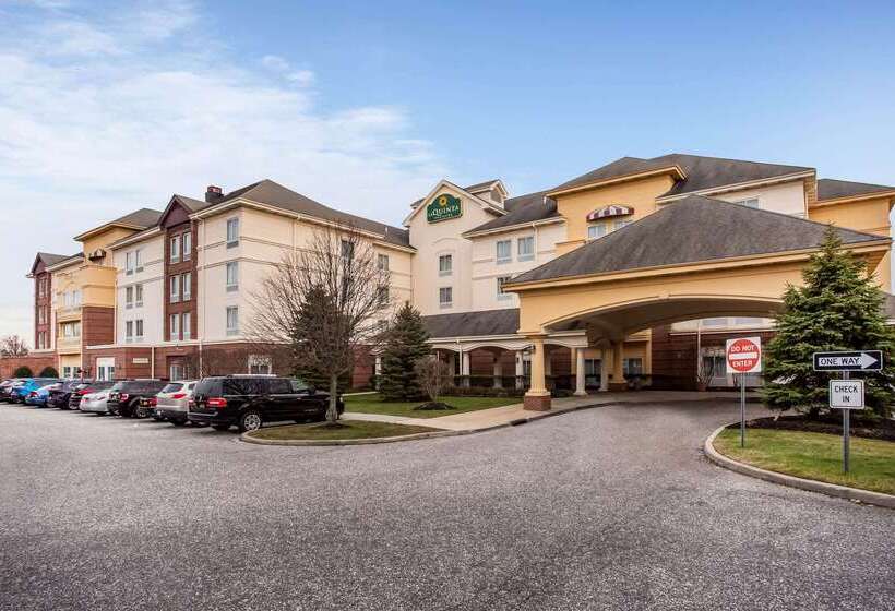 Отель La Quinta By Wyndham Islip Macarthur Airport