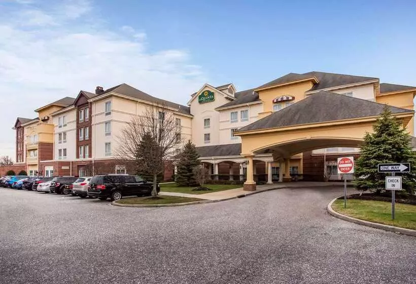 هتل La Quinta By Wyndham Islip   Macarthur Airport