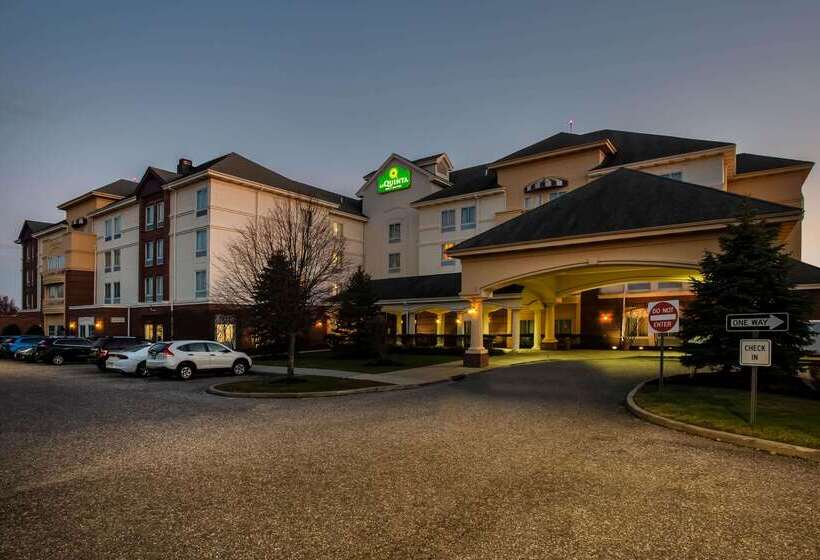 Отель La Quinta By Wyndham Islip Macarthur Airport