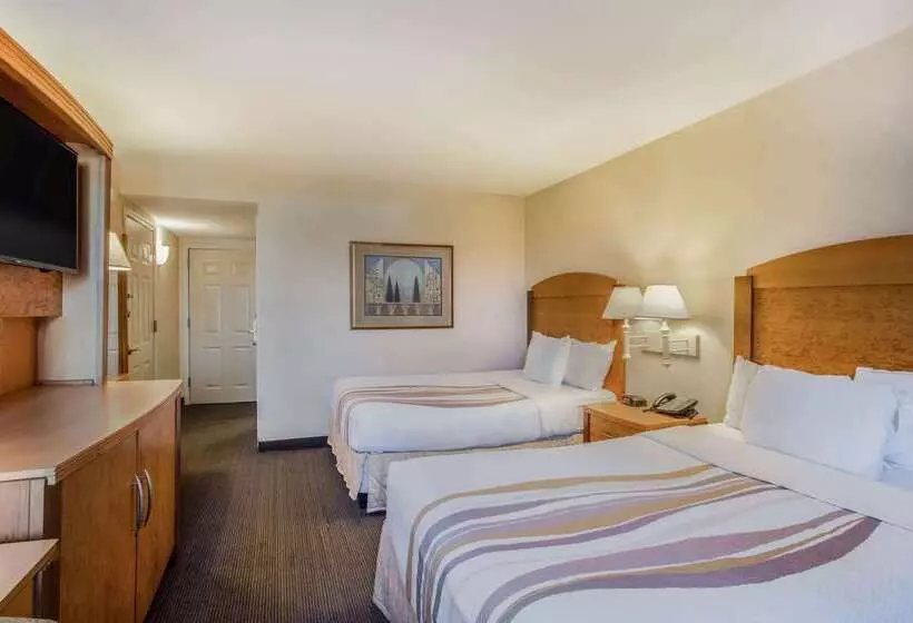 هتل La Quinta By Wyndham Islip   Macarthur Airport