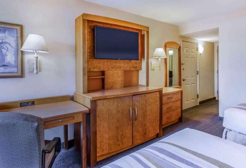 Отель La Quinta By Wyndham Islip Macarthur Airport