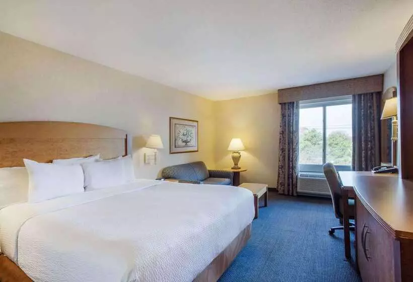 هتل La Quinta By Wyndham Islip   Macarthur Airport