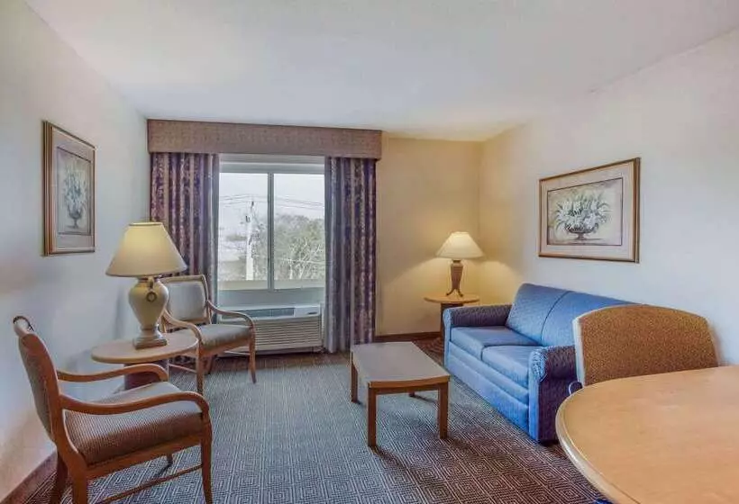 هتل La Quinta By Wyndham Islip   Macarthur Airport