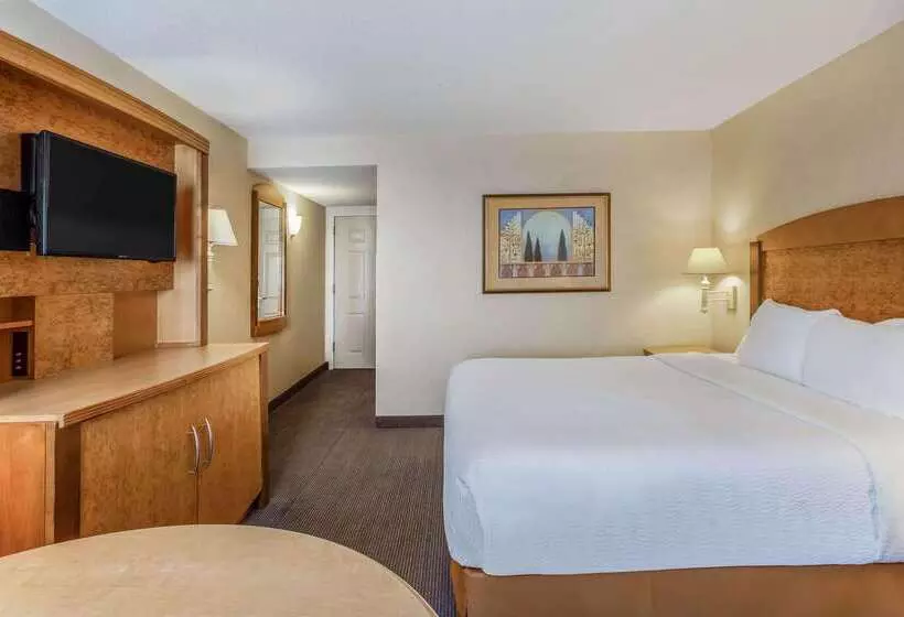 هتل La Quinta By Wyndham Islip   Macarthur Airport