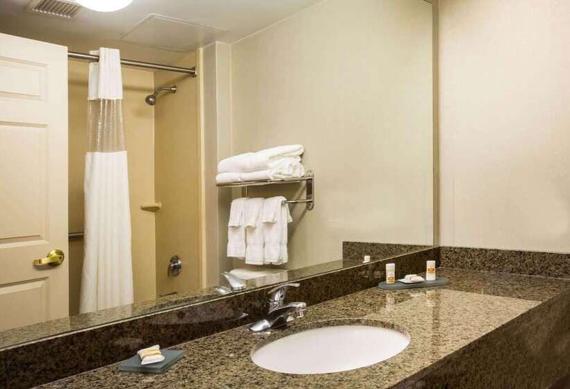 Отель La Quinta By Wyndham Islip Macarthur Airport