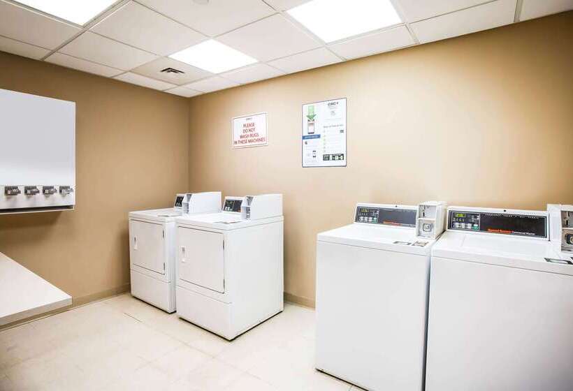 Отель La Quinta By Wyndham Islip Macarthur Airport