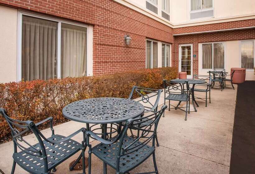 Отель La Quinta By Wyndham Islip Macarthur Airport