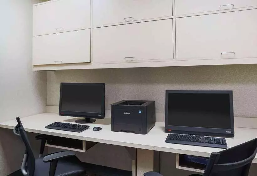 هتل La Quinta By Wyndham Islip   Macarthur Airport