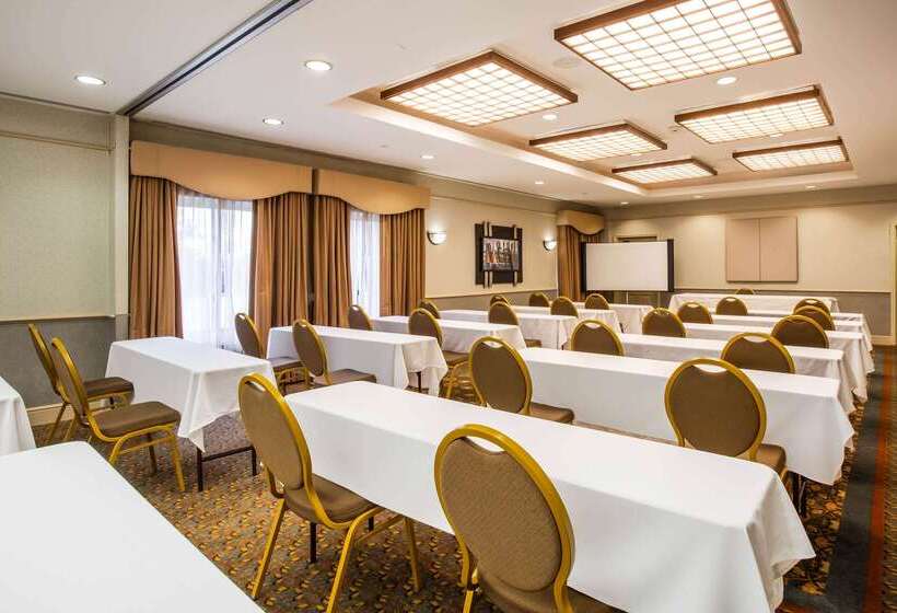 Отель La Quinta By Wyndham Islip Macarthur Airport