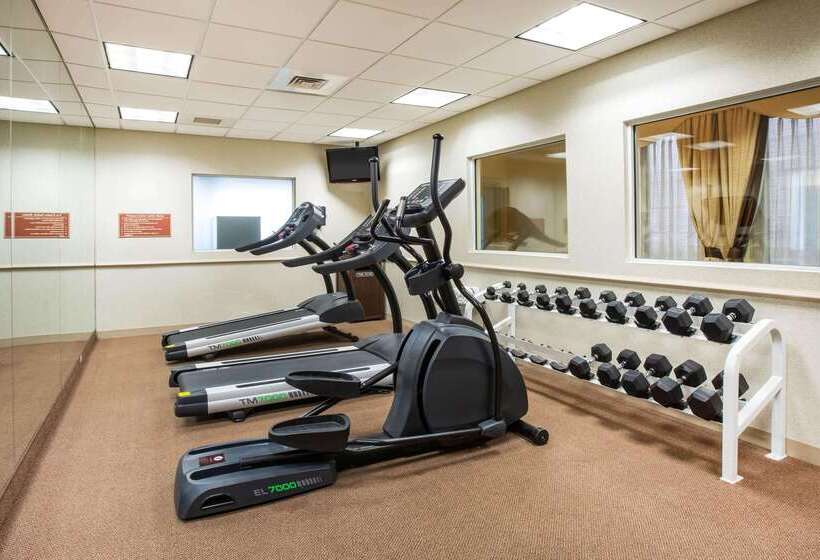 Отель La Quinta By Wyndham Islip Macarthur Airport