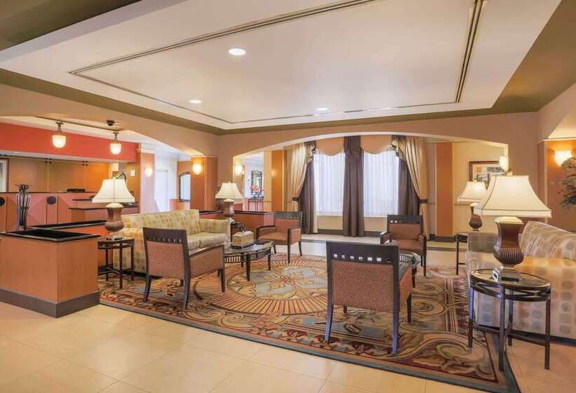 Отель La Quinta By Wyndham Islip Macarthur Airport