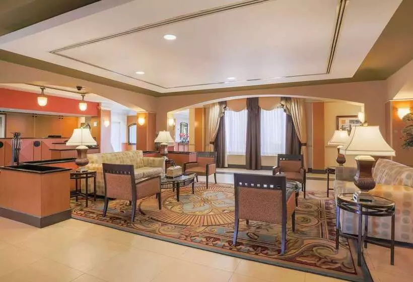 هتل La Quinta By Wyndham Islip   Macarthur Airport