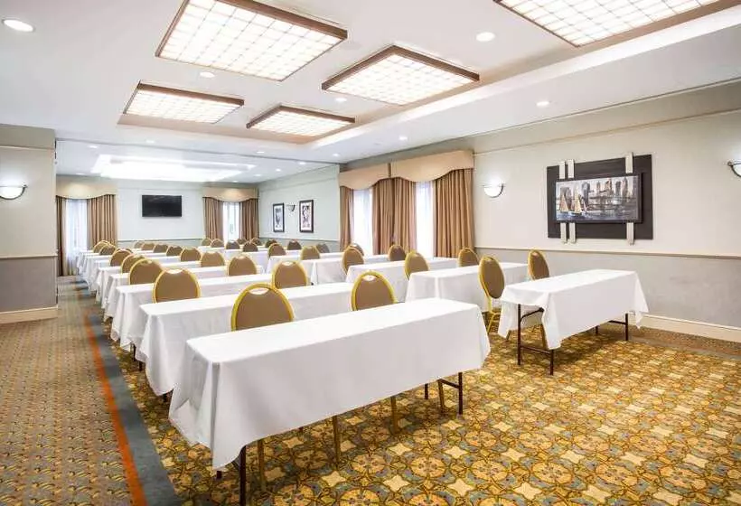 هتل La Quinta By Wyndham Islip   Macarthur Airport