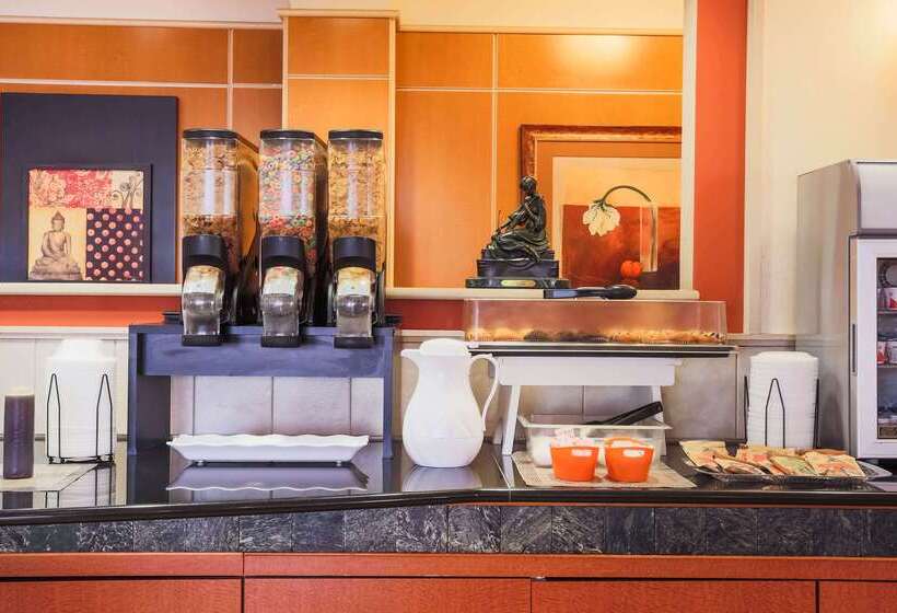 Отель La Quinta By Wyndham Islip Macarthur Airport