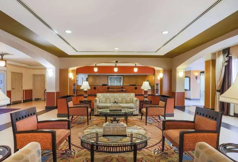 هتل La Quinta By Wyndham Islip   Macarthur Airport