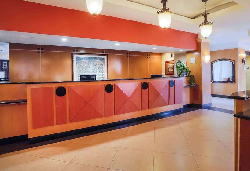 Отель La Quinta By Wyndham Islip Macarthur Airport