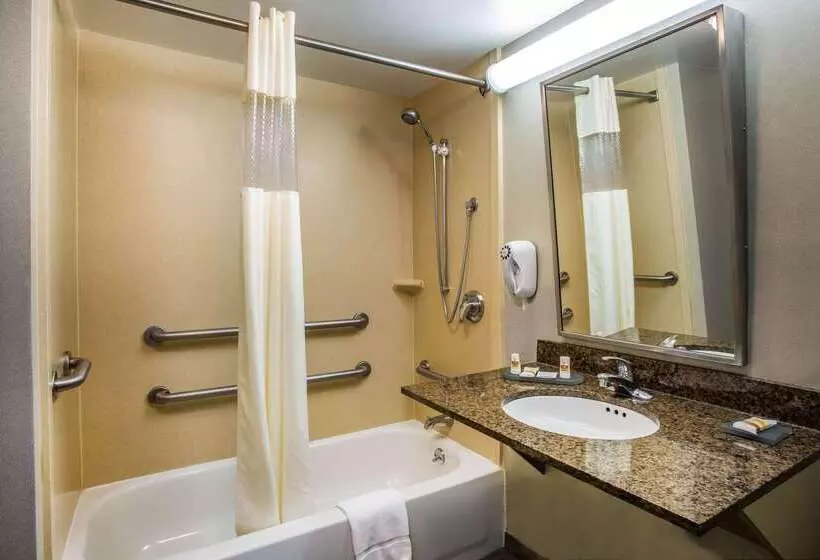 هتل La Quinta By Wyndham Islip   Macarthur Airport