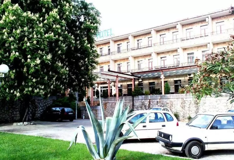هتل Leotar