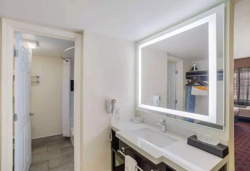 Отель Quality Inn & Suites Goodyear  Phoenix West