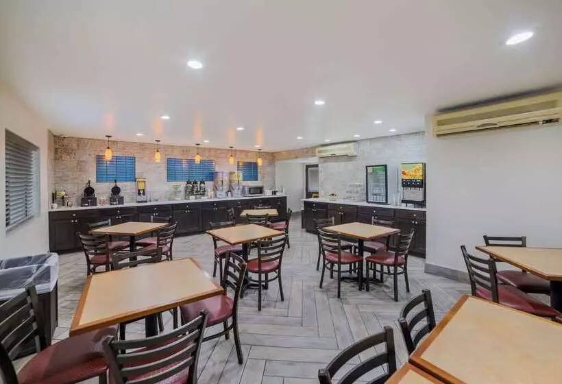 Отель Quality Inn & Suites Goodyear  Phoenix West