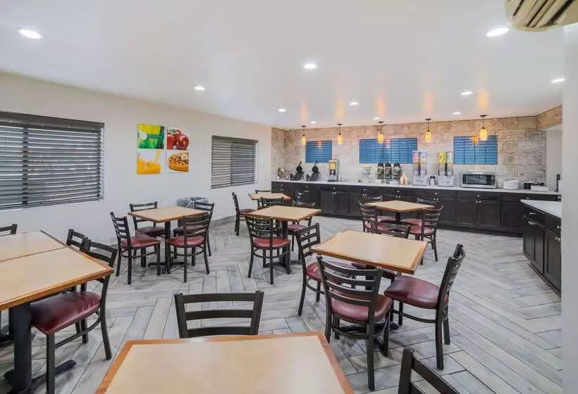 Отель Quality Inn & Suites Goodyear  Phoenix West