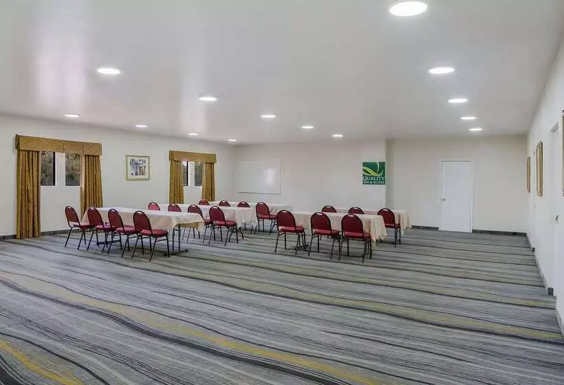 Отель Quality Inn & Suites Goodyear  Phoenix West