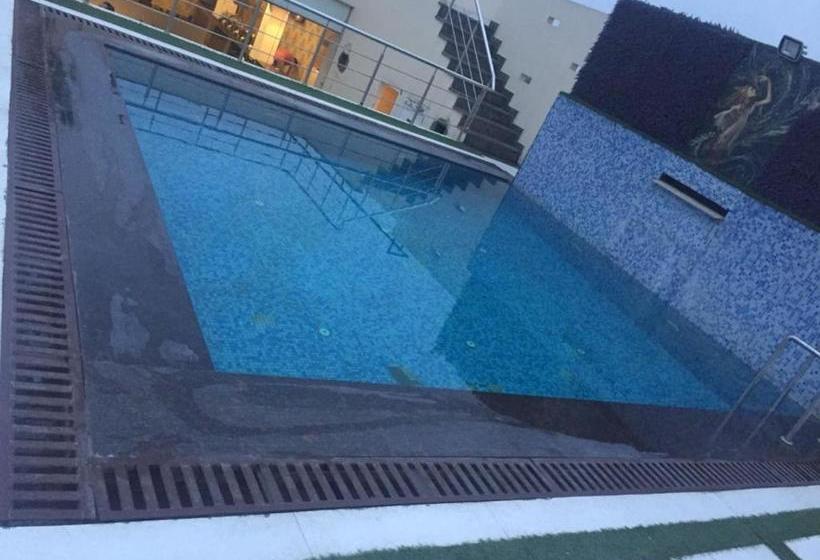 酒店 Sallow Royal Suites