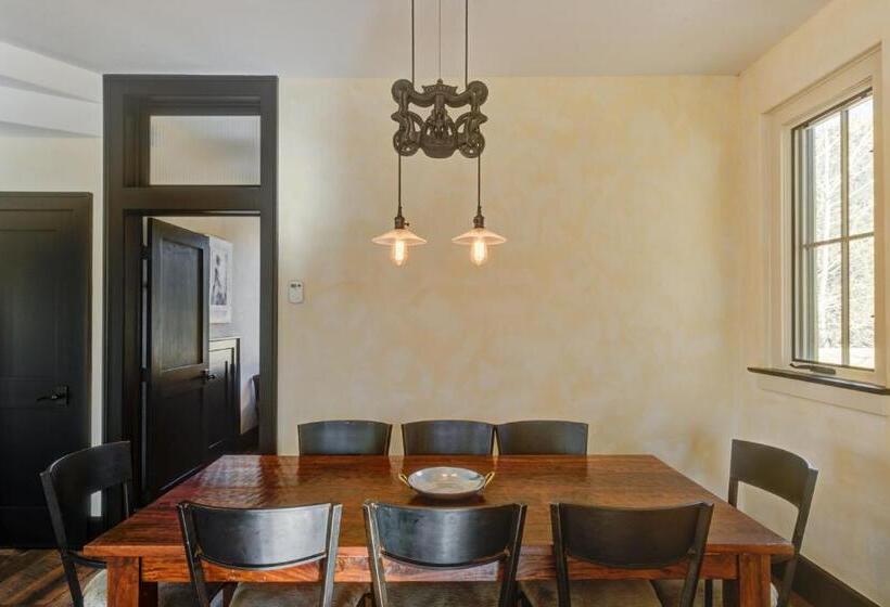 Отель South Main Residences By Surf