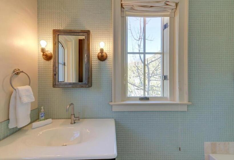 Отель South Main Residences By Surf