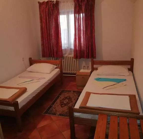 Отель Guest Accommodation Licka Kapa