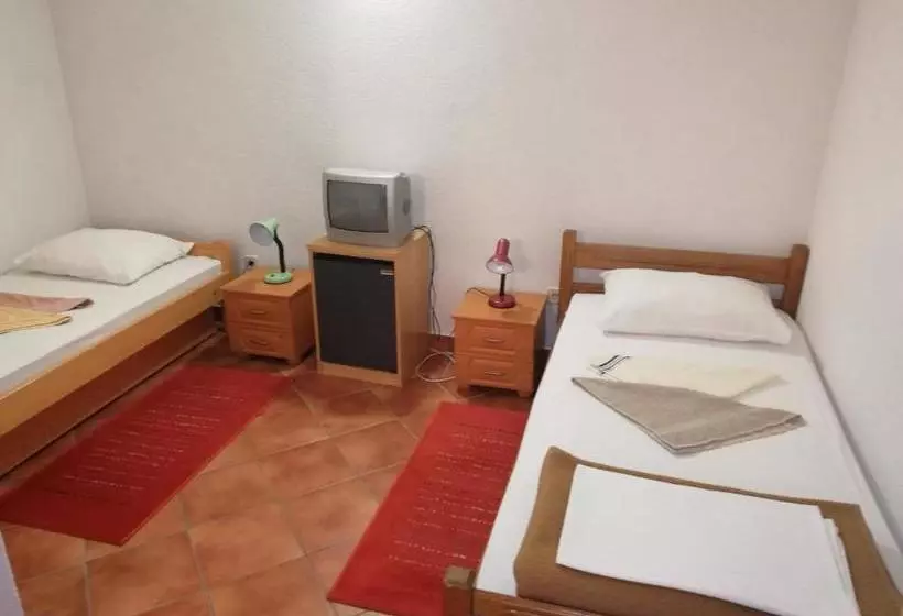 Отель Guest Accommodation Licka Kapa