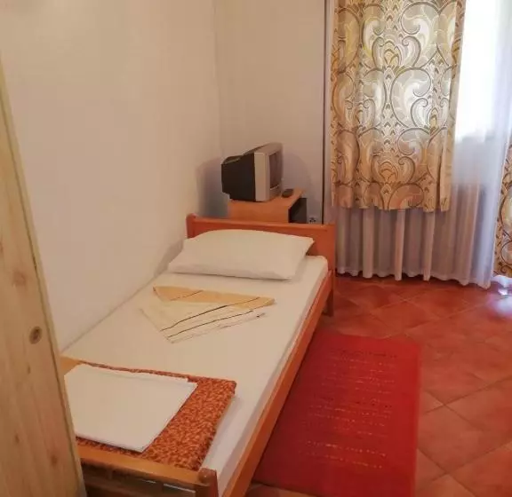 Отель Guest Accommodation Licka Kapa