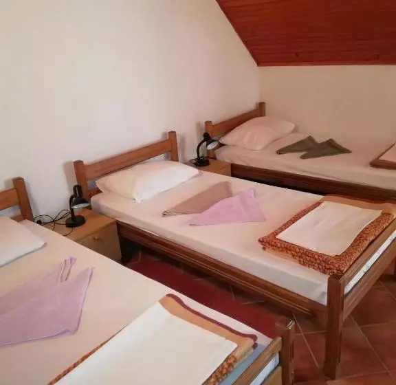 Отель Guest Accommodation Licka Kapa