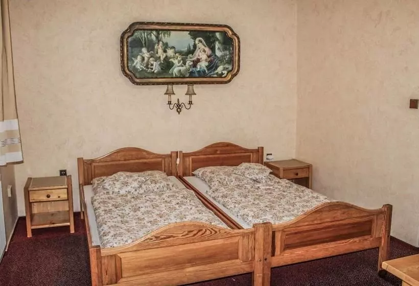 هتل Pension Familia