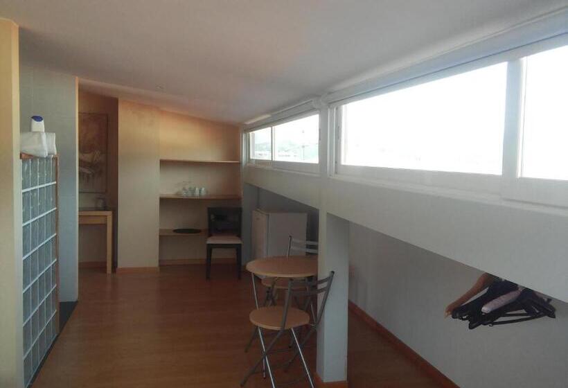 בית מלון כפרי Penthouse   Low Cost