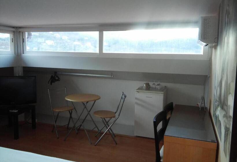 בית מלון כפרי Penthouse   Low Cost