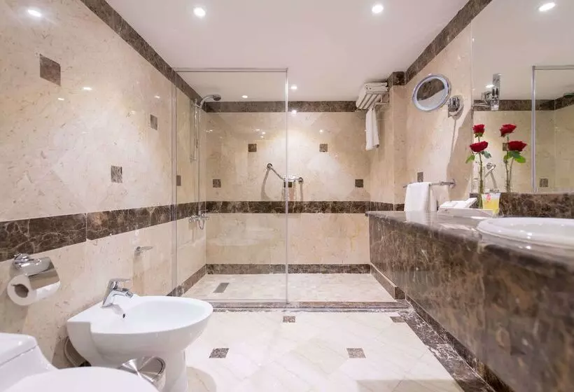 בית מלון כפרי Ramada By Wyndham Continental Jeddah