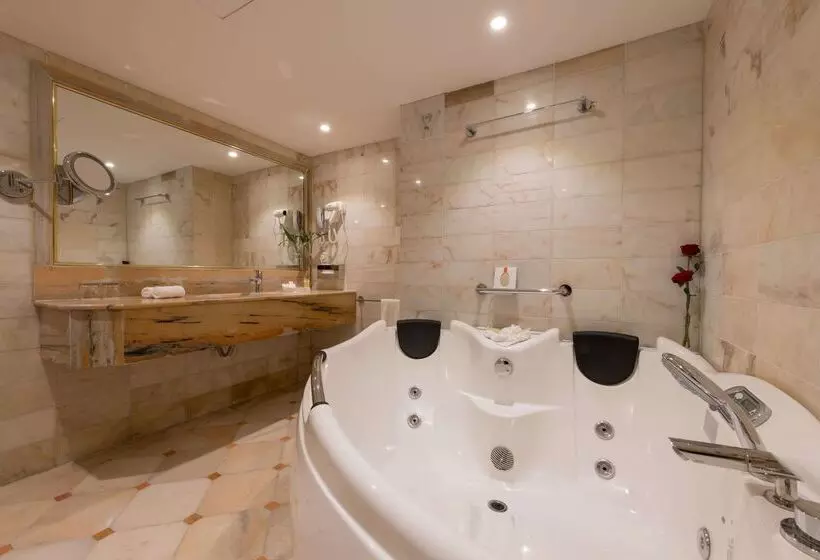 בית מלון כפרי Ramada By Wyndham Continental Jeddah