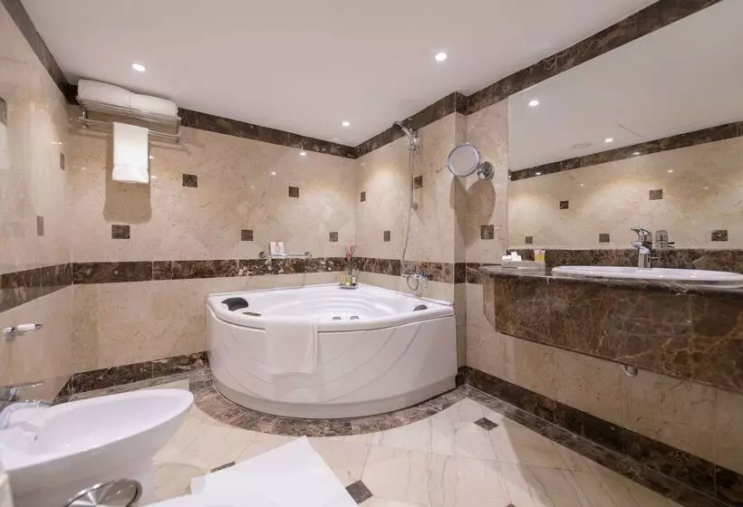 בית מלון כפרי Ramada By Wyndham Continental Jeddah