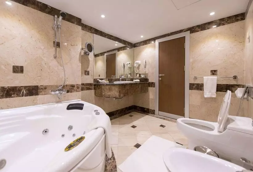 בית מלון כפרי Ramada By Wyndham Continental Jeddah